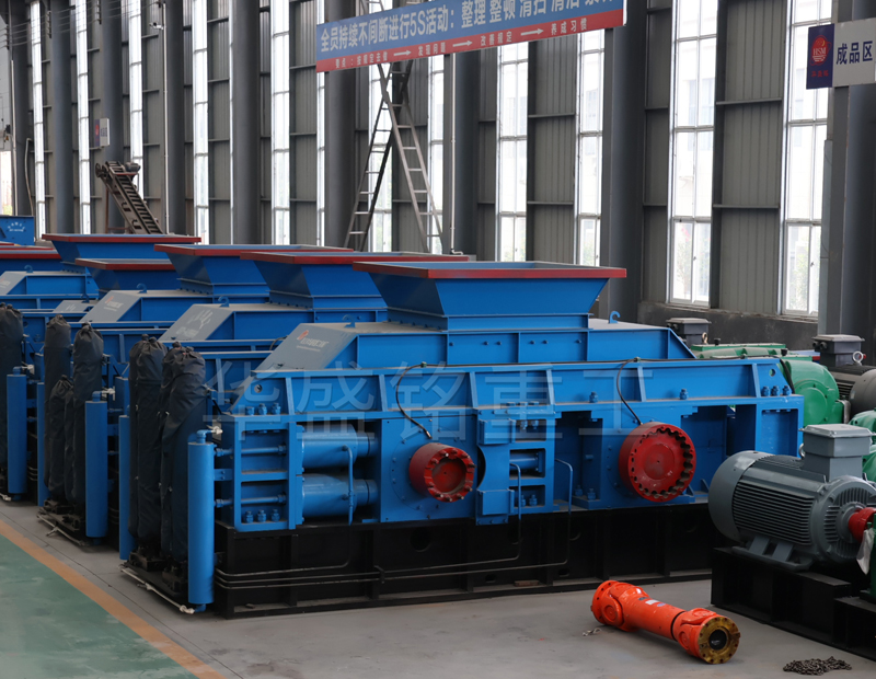 數控全自動全液壓對輥制砂機多少錢？如何選擇制砂設備廠家？