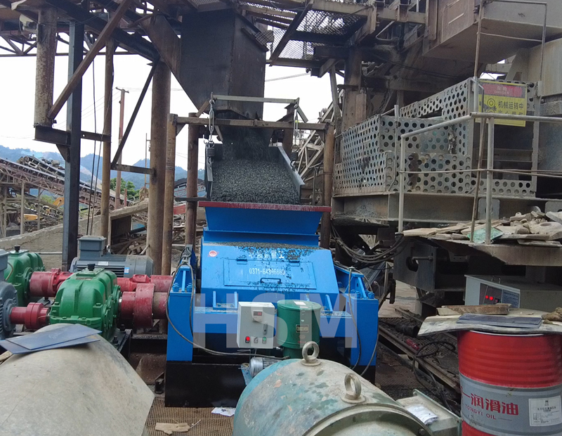 河卵石對輥制砂機多少錢一臺？