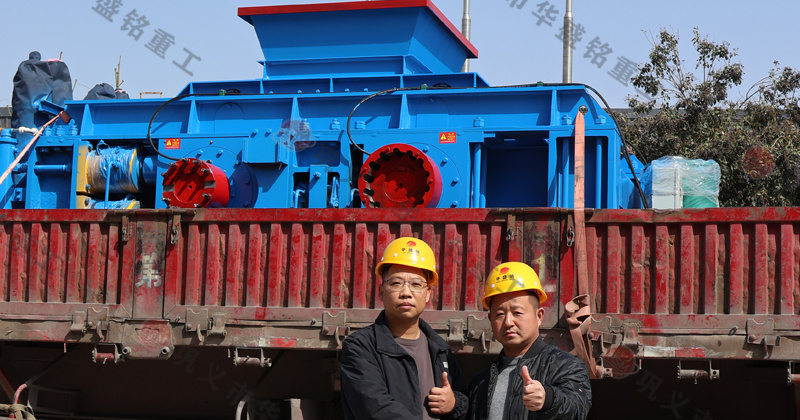 鵝卵石制砂用什么破碎機？推薦對輥機價格不貴還耐用